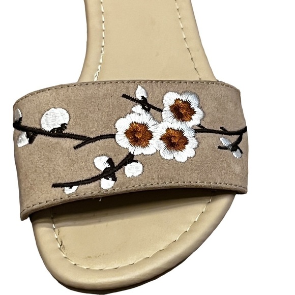 MADELINE Stuart Floral Embroidery Flats, Size 7.5 - Picture 3 of 11